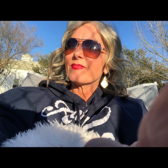 Meet your Posher, Stacie - Picture 2 of 6